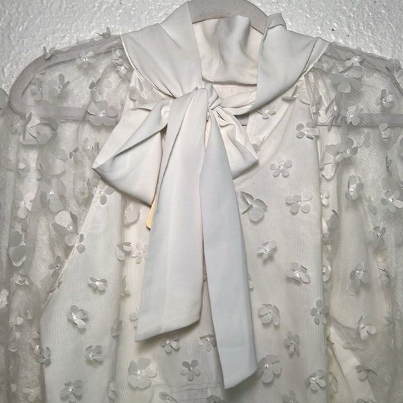 NWT Entro white sheer floral sleeved top with back tie size large - Picture 7 of 11